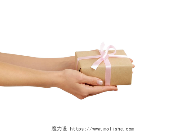 白色背景年轻女子捧着礼物在老式工艺包装纸中, 手捧着生日礼物的女性手中的特写。Femenine 构成与礼物在妇女的胳膊.